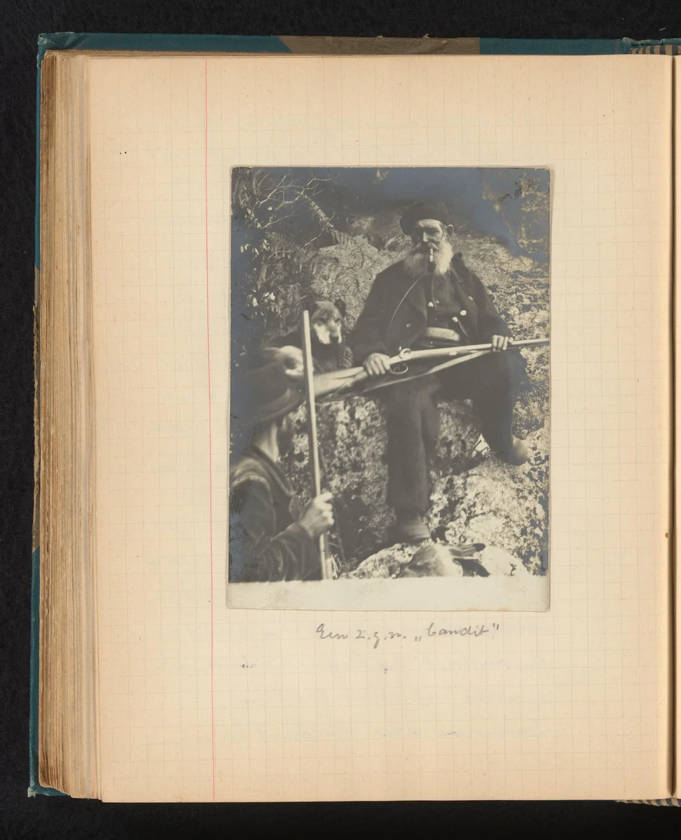 Beruchte bandiet Francois Antoine Bonelli, of Antoine Bellascosia, en een onbekende man met geweren op een rotswand by Théodore van Lelyveld, book, 1902