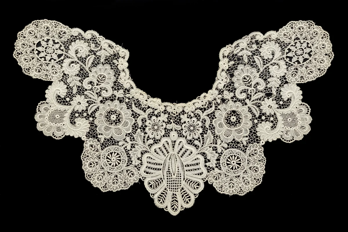 Kraag van machinale kant met zeven bloemschulpen by anonymous, textile, 1895-1905