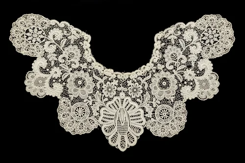 Kraag van machinale kant met zeven bloemschulpen by anonymous, textile, 1895-1905