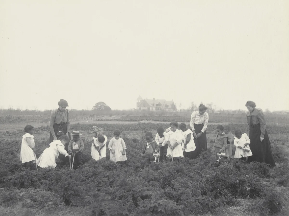 Kindergarten children in their garden by Frances Benjamin Johnston, photograph, 1899