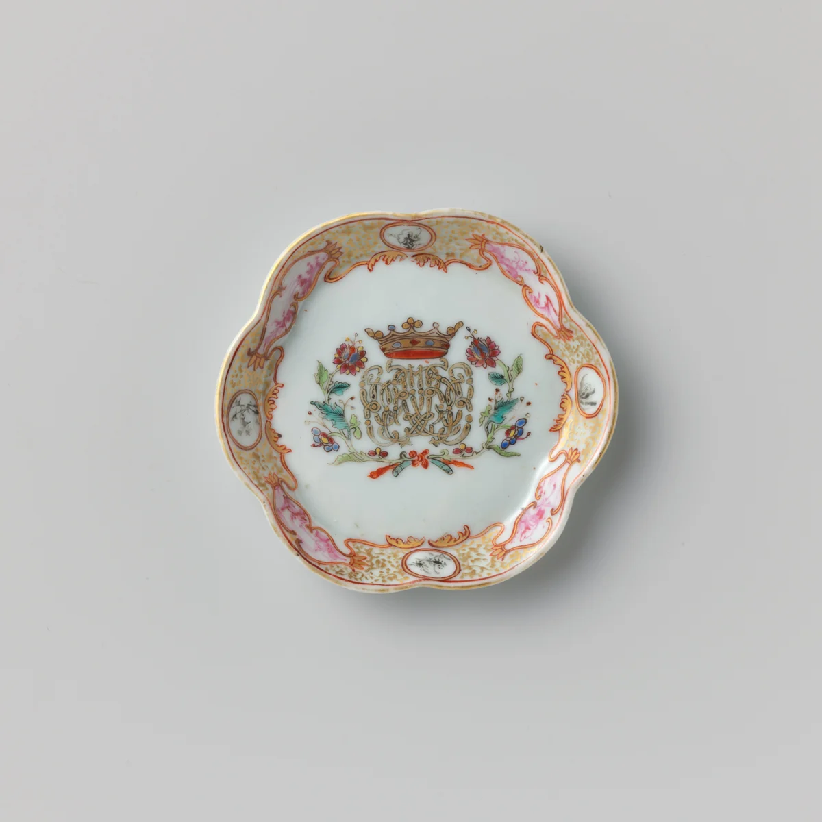 Teapot stand with a crowned, illegible monogram surrounded by two flower sprays by anonymous, other, 1750-1774