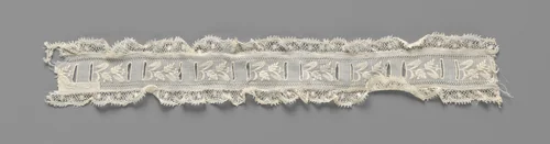 Strook batist met witwerk tussen gefestonneerde gaten en aan twee zijden afgewerkt met machinale kant by anonymous, other, 1850