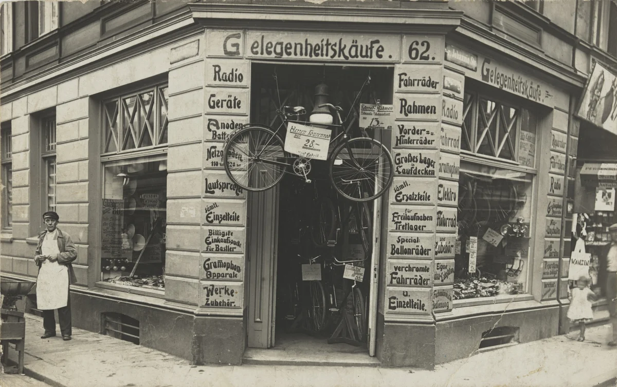 Gelegenheitskäufe, Hamburg by Unidentified Photographer, photograph, 1915