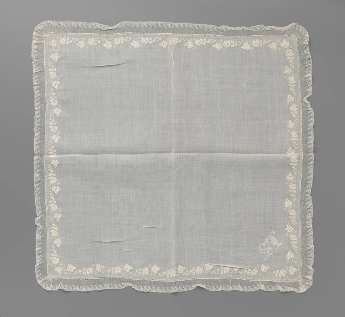 Zakdoek van batist met borduurwerk met druppelvormige bloemen met een waaier van puntige bloemblaadjes eraan en een rand kloskant met hangend rozetbloempje by anonymous, textile, 1860