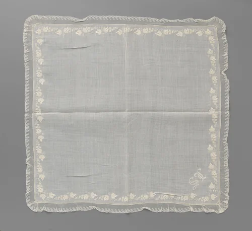 Zakdoek van batist met borduurwerk met druppelvormige bloemen met een waaier van puntige bloemblaadjes eraan en een rand kloskant met hangend rozetbloempje by anonymous, textile, 1860