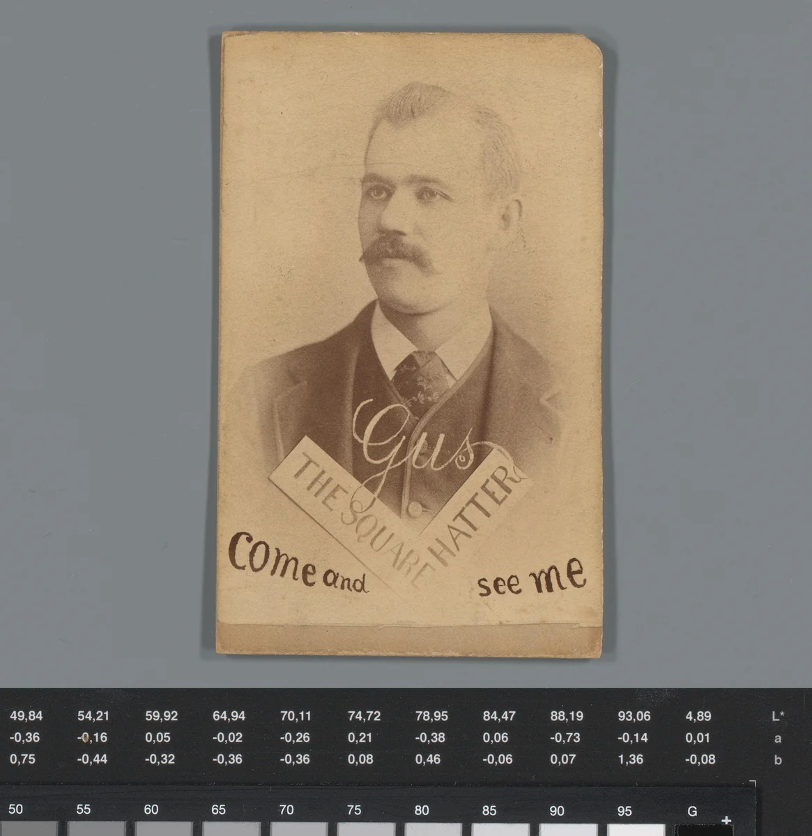 Reclame voor Gus the Square Hatter met portret van een onbekende man by anonymous, photograph, 1850-1915