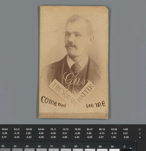 Reclame voor Gus the Square Hatter met portret van een onbekende man by anonymous, photograph, 1850-1915
