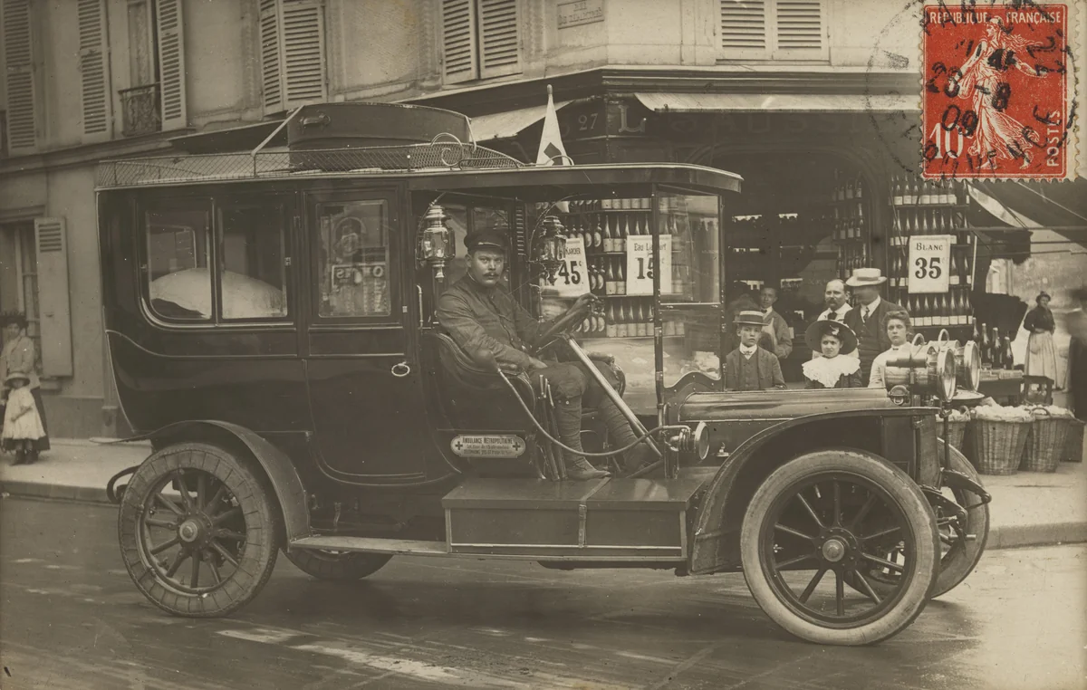 Ambulance métropolitaine, Neuilly-sur-Seine by Unidentified Photographer, photograph, 1909