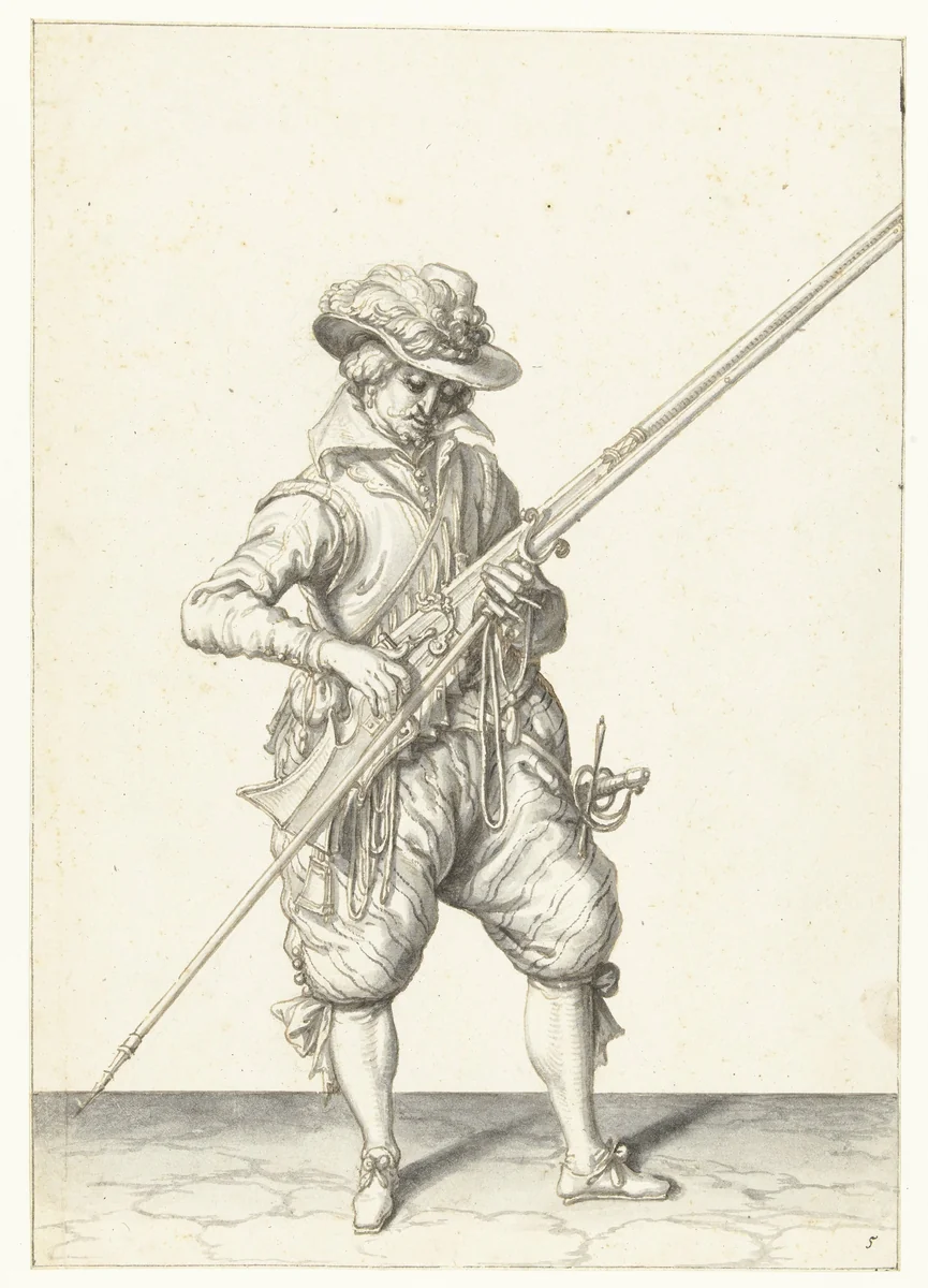 Soldaat die zijn musket met zijn linkerhand bij zijn rechterzijde vasthoudt by Jacques de Gheyn, drawing, 1596-1606