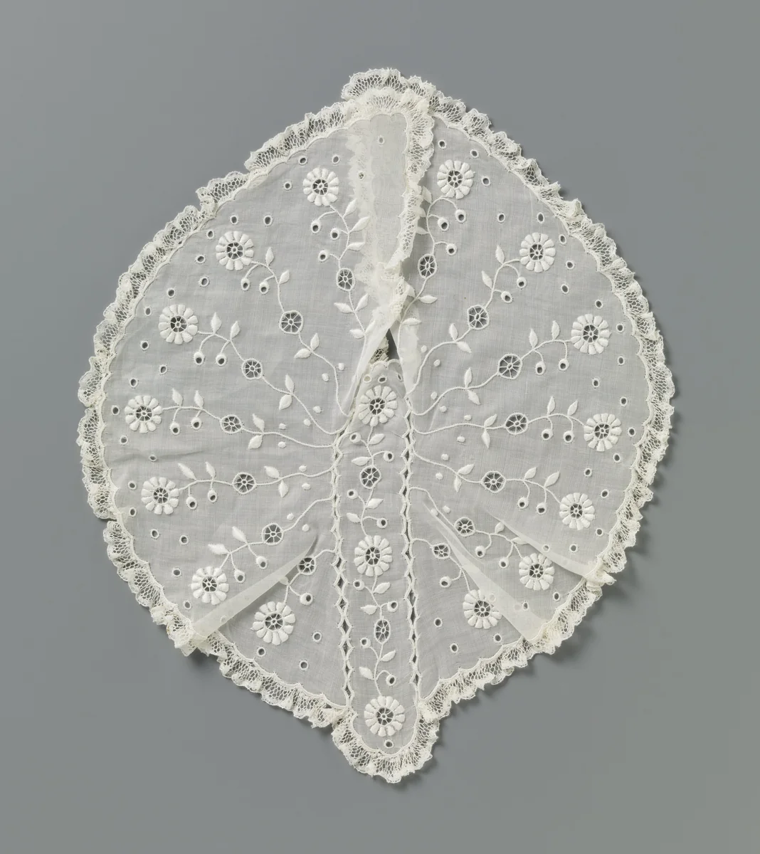 Jabot van batist met machinaal wit borduurwerk en een rand machinale kant by anonymous, other, 1900-1949