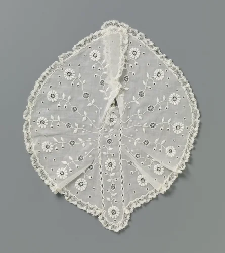 Jabot van batist met machinaal wit borduurwerk en een rand machinale kant by anonymous, other, 1900-1949