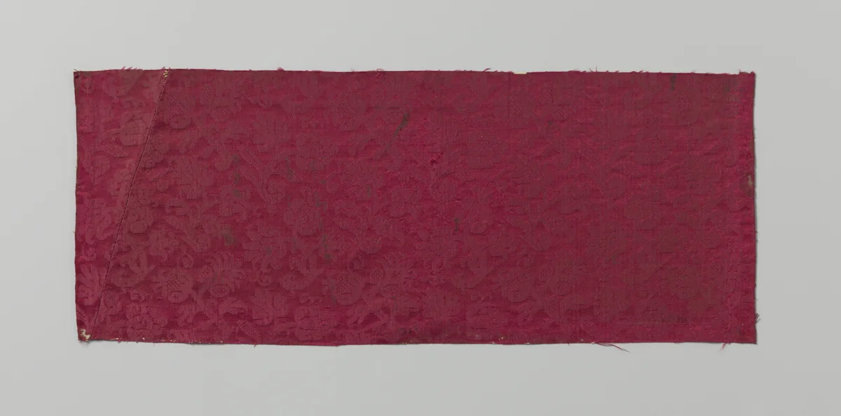 Fragment van twee aan elkaar genaaide stukken rode zijde by Unknown, textile, 1590-1610
