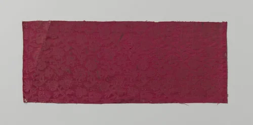 Fragment van twee aan elkaar genaaide stukken rode zijde by Unknown, textile, 1590-1610