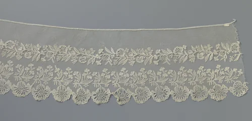 Japonstrook van applicatiekant met hangende bloemen by anonymous, other, 1820-1840