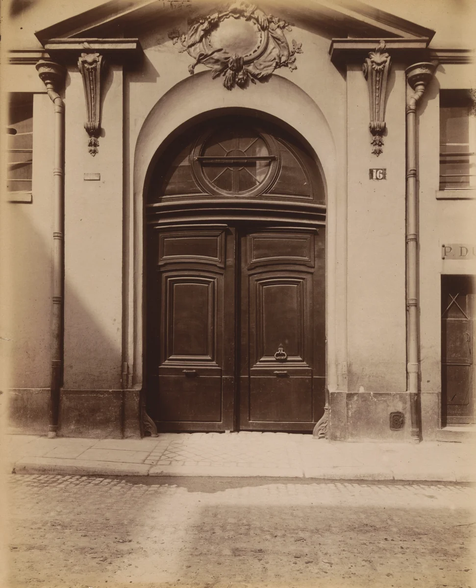 Hôtel de Crisenoy, rue des Quatre-fils 16 by Eugène Atget, photograph, 1901