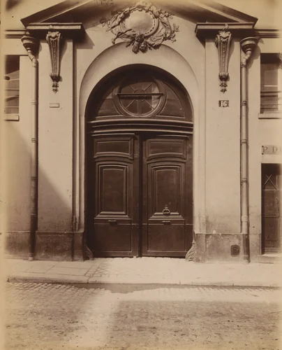 Hôtel de Crisenoy, rue des Quatre-fils 16 by Eugène Atget, photograph, 1901