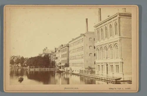 Gezicht op de diamantslijperijen en het Diaconie weeshuis aan de Binnen Amstel in Amsterdam by anonymous, photograph, 1860-1890