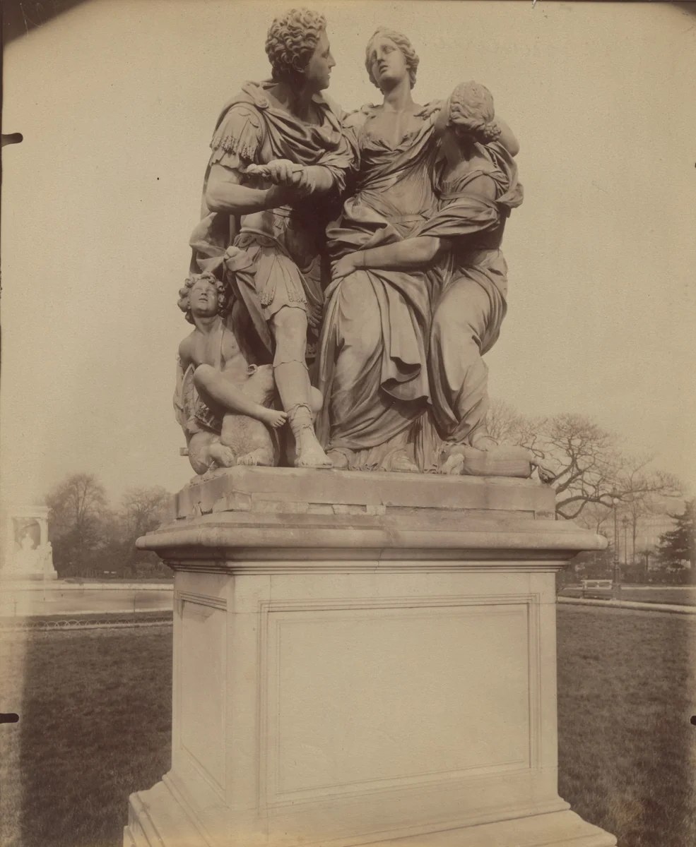 Tuileries - groupe by Eugène Atget, photograph, 1911