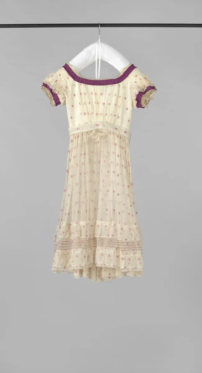Kinderjurk van wit tarlatan met paarse bloemen by anonymous, other, 1850-1900