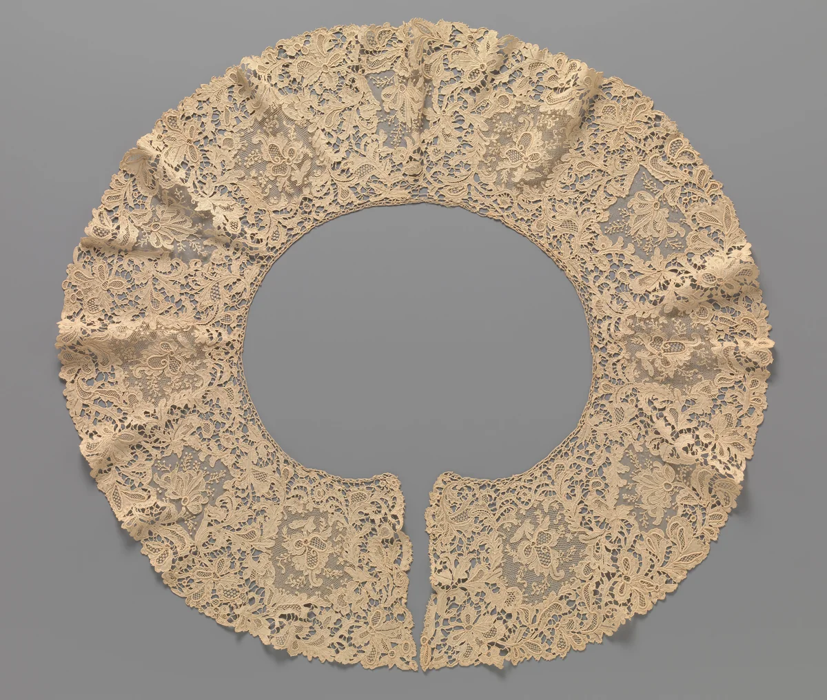 Berthe van naaldkant met een spijlengrond en inzetstukken van fijne naaldkantgronden by anonymous, other, 1900-1910