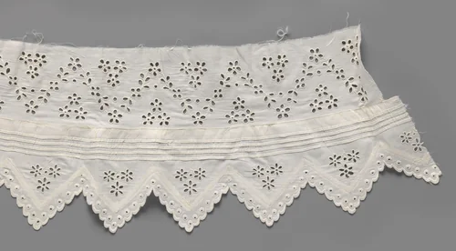 Strook katoen met kantborduurwerk met vier oprijgjes en zigzag-schulpen met opengewerkte margrietjes by C.I. Bosch Reitz-Teding van Berkhout, other, 1860-1880
