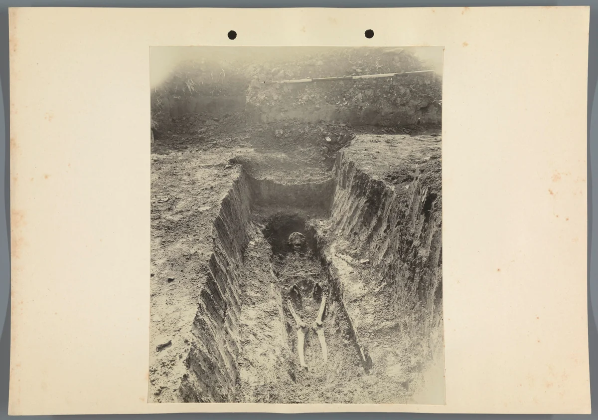 Skelet, gevonden bij archeologische opgravingen te Hongarije by Albert Egges van Giffen, photograph, 1928