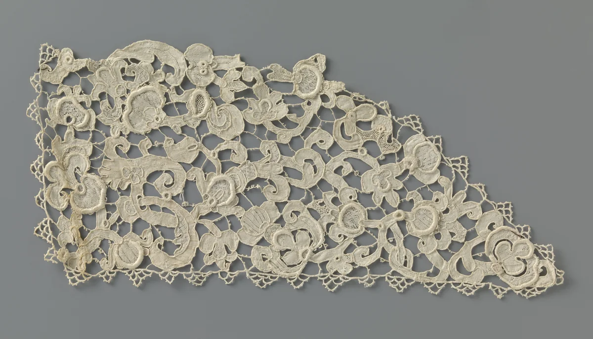 Bef van naaldkant met arabeskenbladeren by anonymous, other, 1875-1909