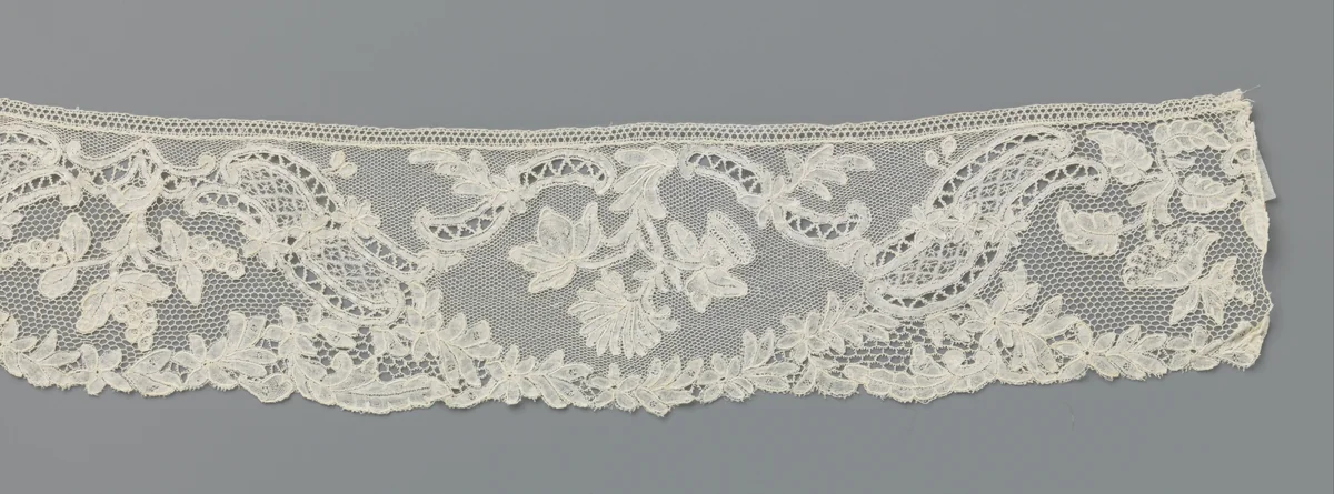 Strook kloskant met gespiegelde s-voluten waartussen een bloemtak hangt by anonymous, other, 1740-1760