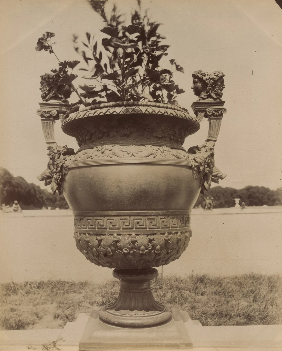 Versailles, vase par Ballin by Eugène Atget, photograph, 1903