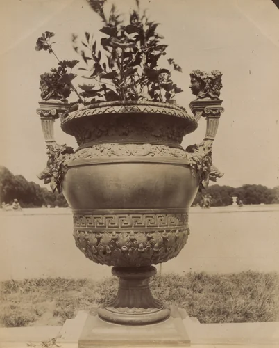 Versailles, vase par Ballin by Eugène Atget, photograph, 1903