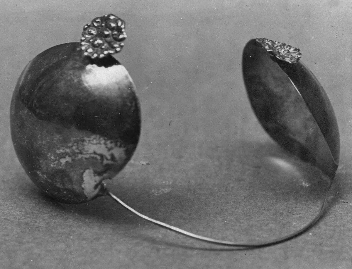 Headdress by Netherlands, Friesland, textile, 1601-1800