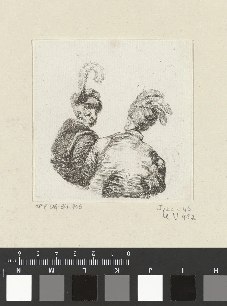 Twee mannen met gevederde mutsen, op de rug gezien by Stefano della Bella, print, 1620-1664
