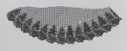 Halfovaalvormig fragment van kloskant met strooipatroon en bladerenrand by anonymous, other, 1870
