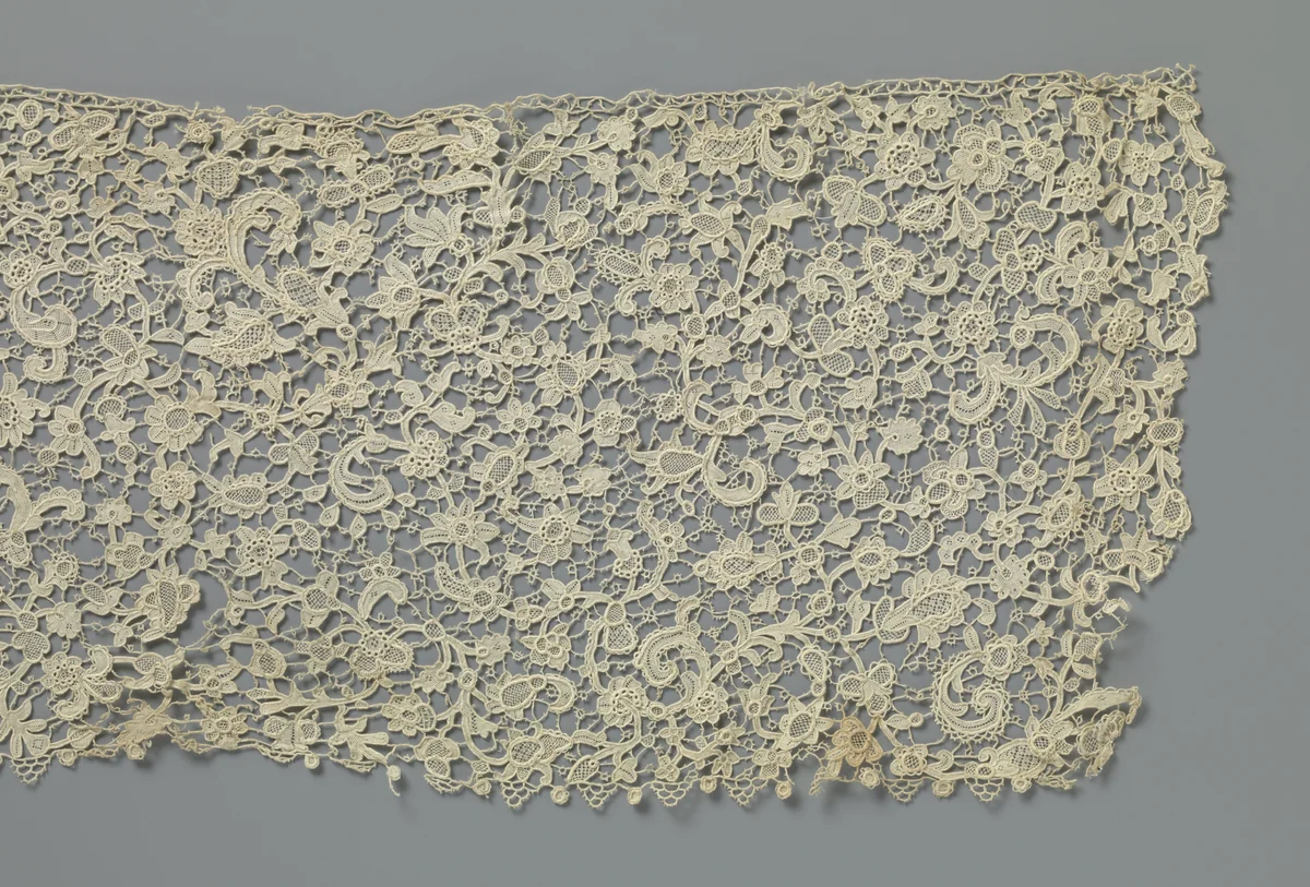 Strook naaldkant met schuin geplaatste rozetbloem tussen drie omkrullende bladeren en veelsoortige bloemen by anonymous, other, 1875-1899