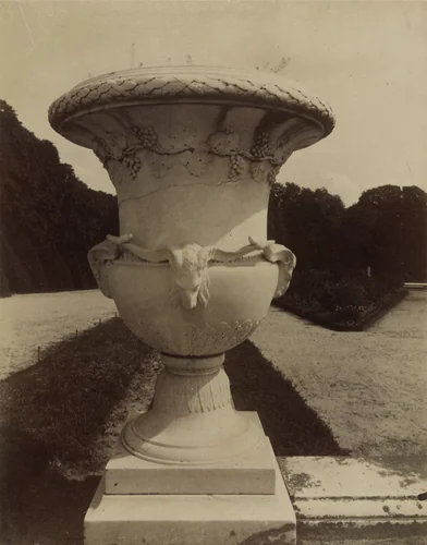 Versailles, vase by Eugène Atget, photograph, 1905