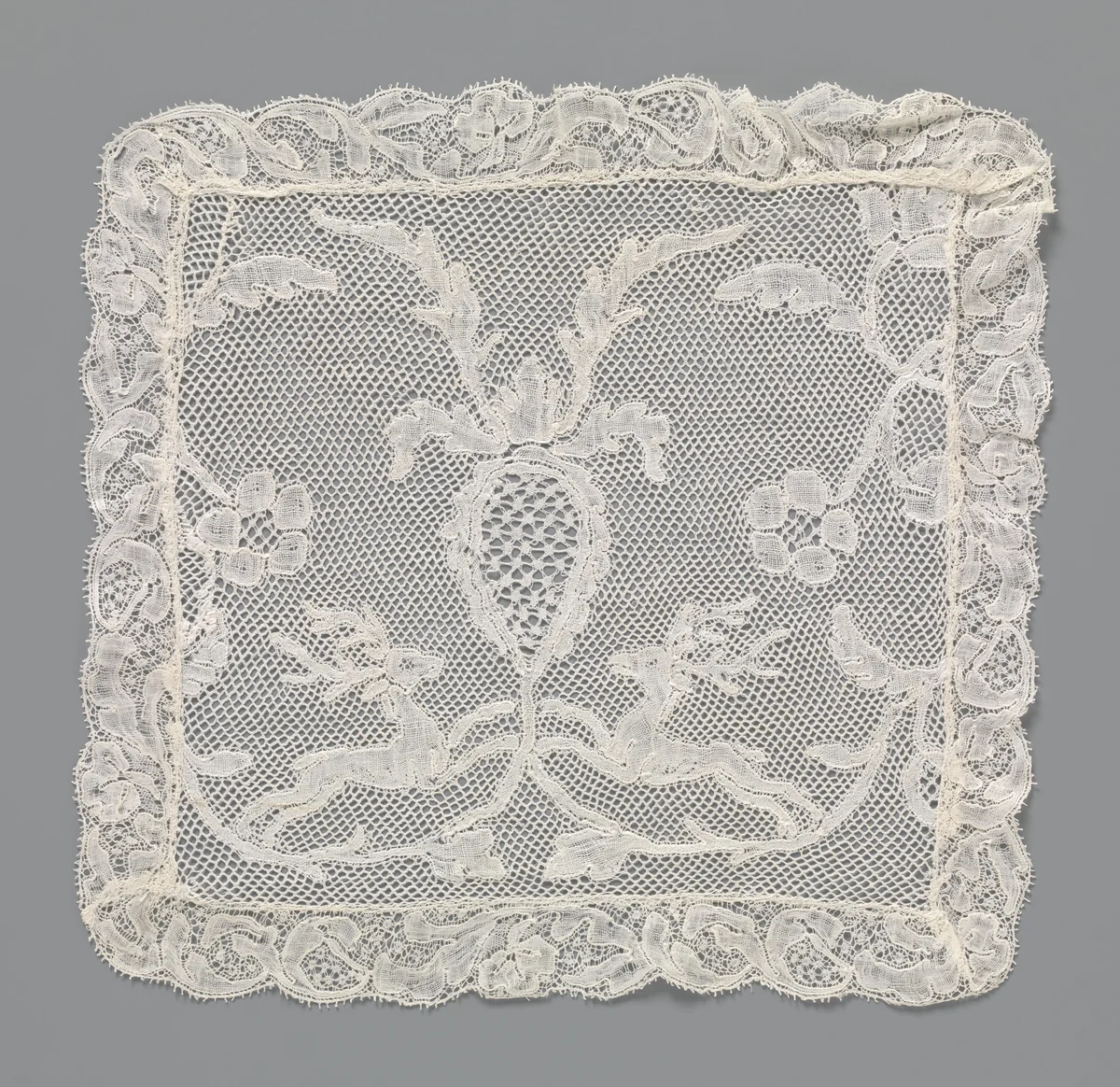 Palla van kloskant met springende herten en een boom of vrucht by anonymous, other, 1775-1799