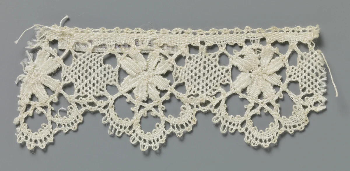 Strook kloskant met bloem met acht bloemblaadjes in drielobbige schulp by anonymous, other, 1800-1899