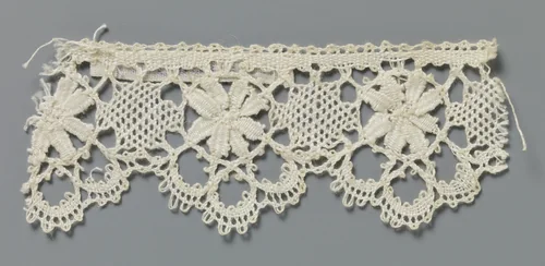 Strook kloskant met bloem met acht bloemblaadjes in drielobbige schulp by anonymous, other, 1800-1899