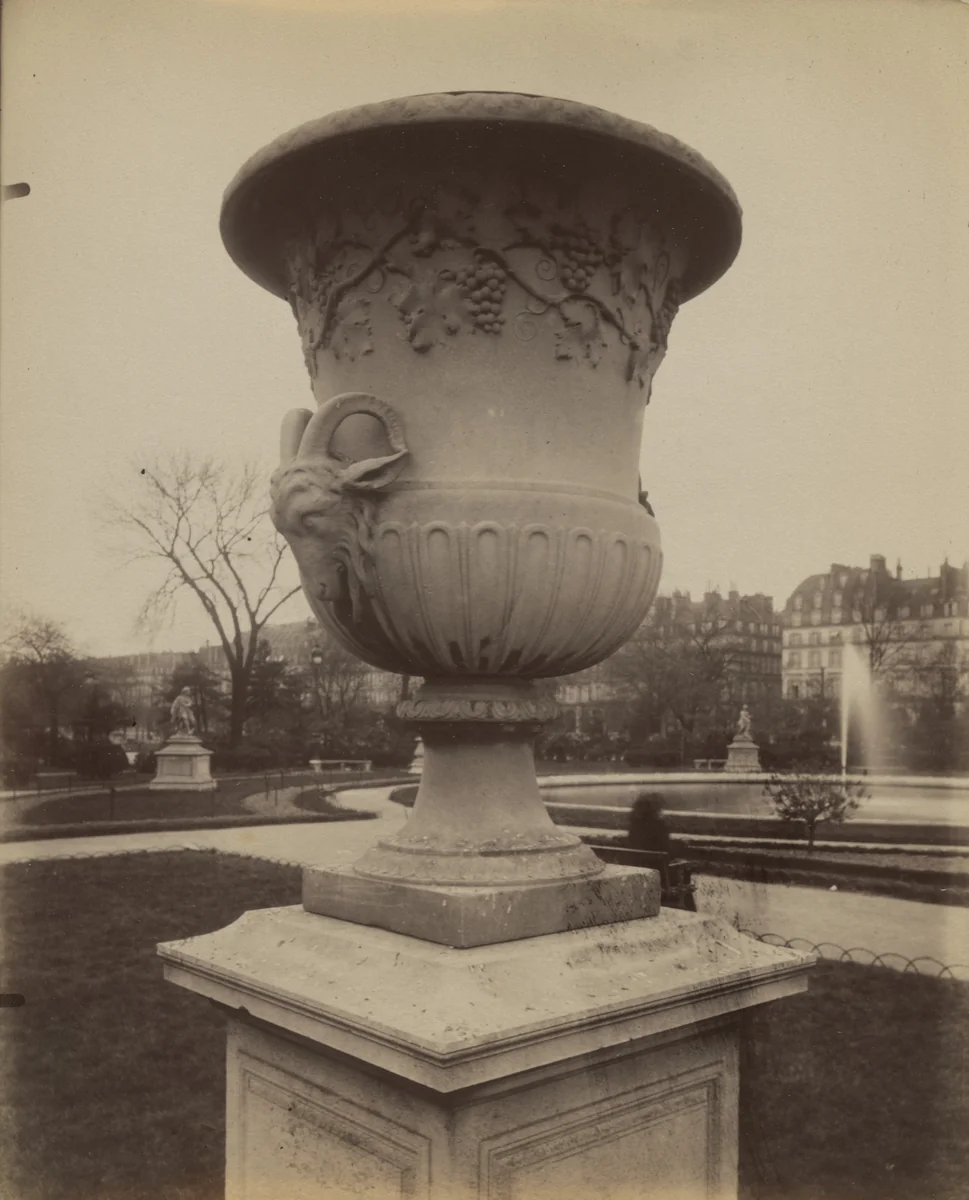 Tuileries (vase) by Eugène Atget, photograph, 1911