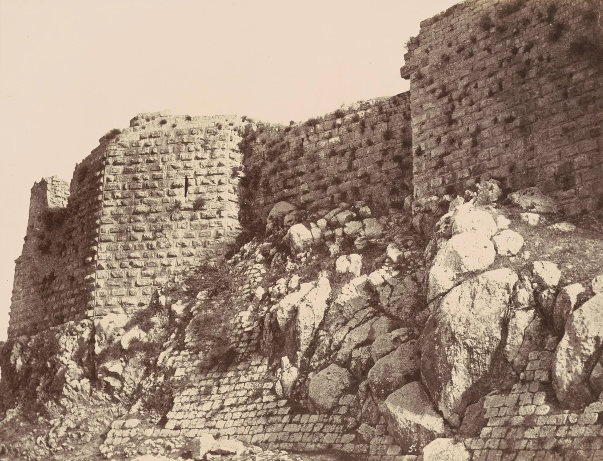 Kalaat-Esch-Schekif, Beaufort—Vue partielle de l'enceinte sud-ouest (Partial view of the south-west enclosure) by Louis de Clercq, photograph, 1860