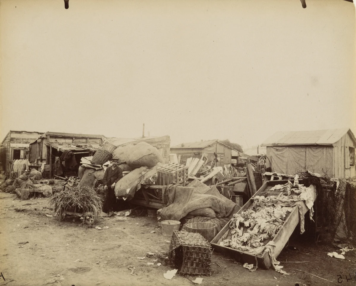 Porte de Montreuil. Chiffonnier sur les Fortifications by Eugène Atget, photograph, 1910