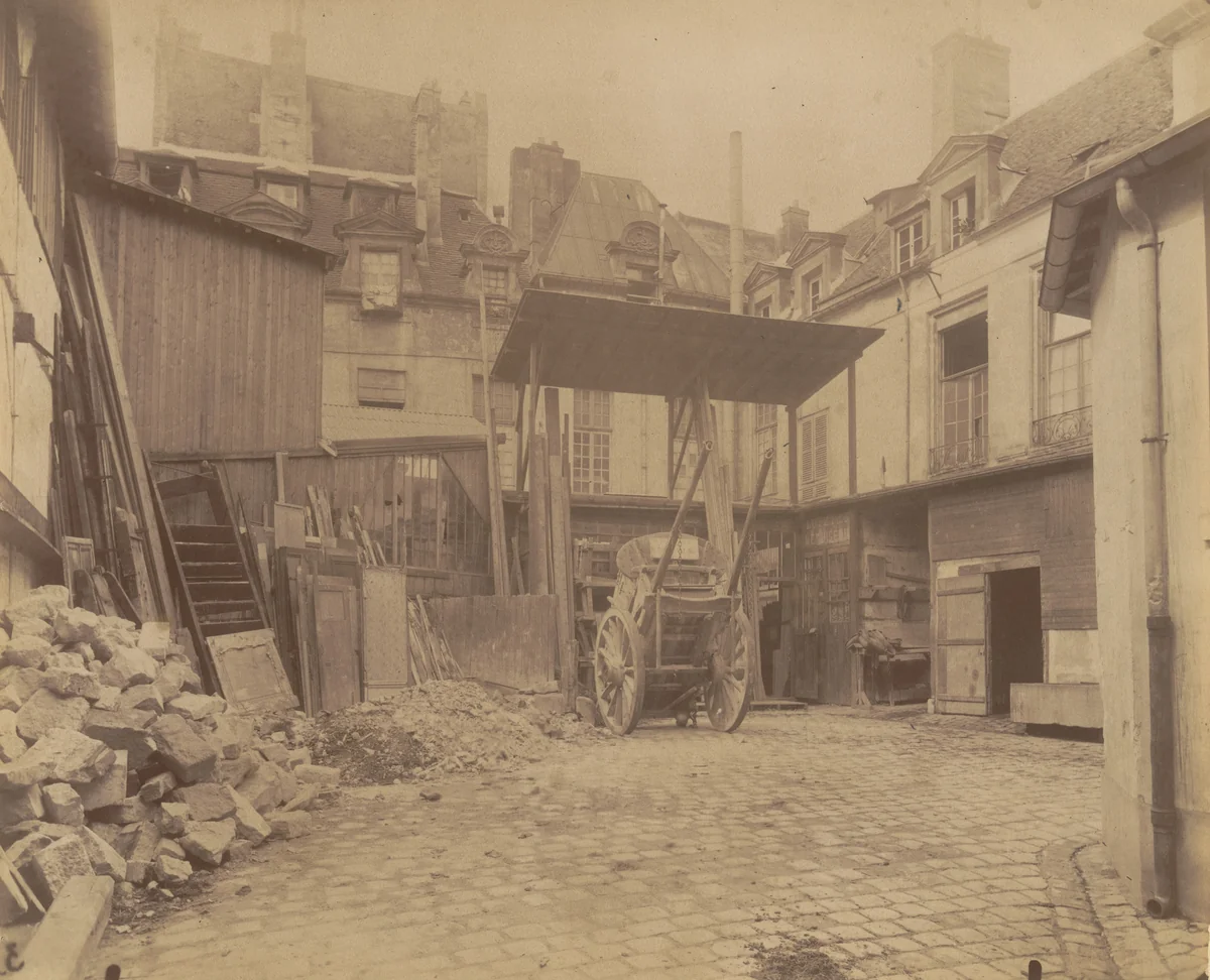 13 rue des Lions. Dépendance de L'hôtel Royal de Saint Paul by Eugène Atget, photograph, 1900