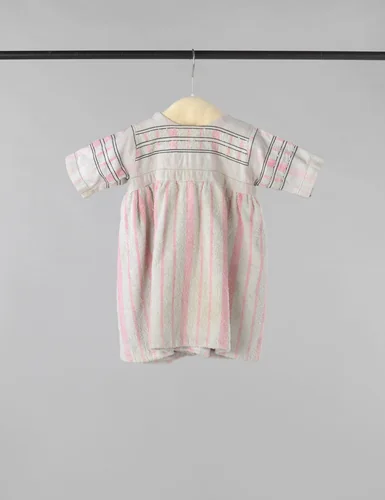 Kinderjurk met korte mouw, gemaakt van een wit-roze gestreepte badstoffen handdoek, op het lijf afgezet met zwarte siernaden by Harmina Catharina Baruch-Ponstijn, other, 1948