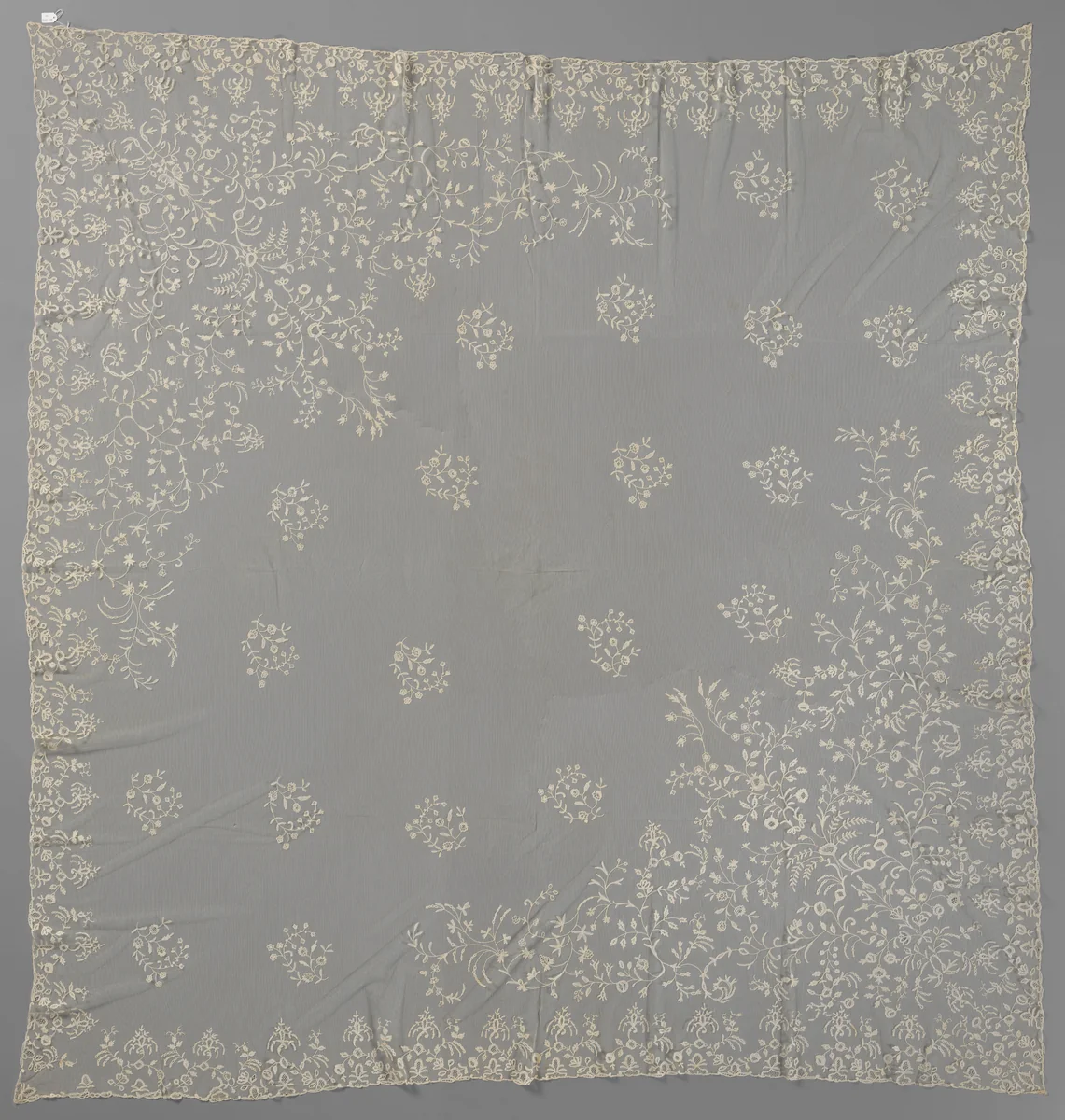 Kleed van applicatiekant met symmetrisch rankenspel in schuin tegenoverliggende hoeken by anonymous, other, 1900