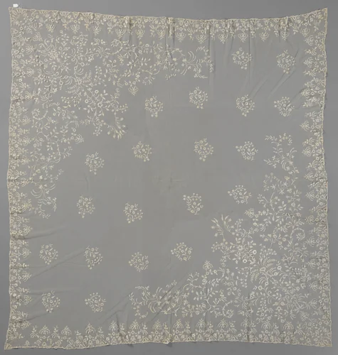 Kleed van applicatiekant met symmetrisch rankenspel in schuin tegenoverliggende hoeken by anonymous, other, 1900