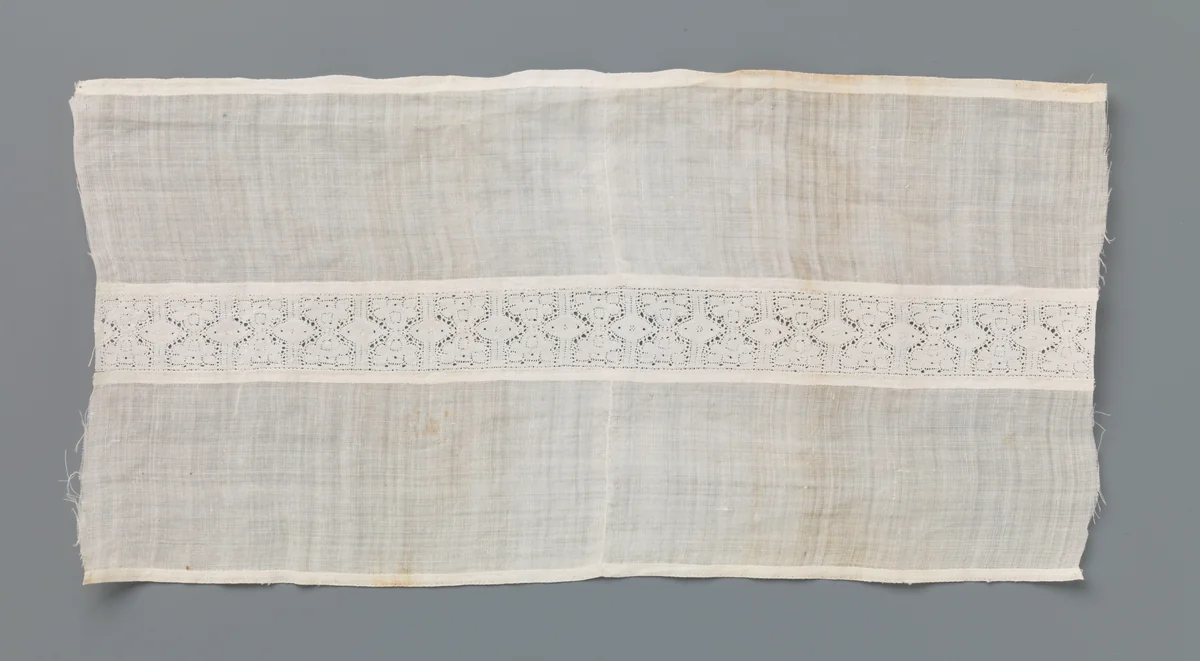 Strook linnen batist met een tussenzetsel van kloskant met twee gestileerde gespiegelde bloemen tussen vertikale lijnen en ovalen by anonymous, book, 1600-1635