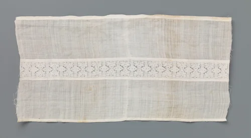 Strook linnen batist met een tussenzetsel van kloskant met twee gestileerde gespiegelde bloemen tussen vertikale lijnen en ovalen by anonymous, book, 1600-1635