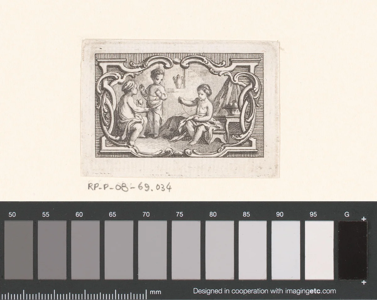 Vignet met wol oprollende en naaiende putti by Jacques-Philippe Le Bas, print, 1717-1783