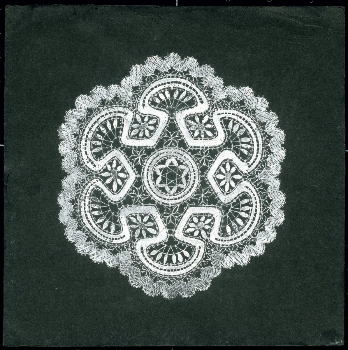 Kantontwerp van een kleed in zespas vorm, in witte inkt op zwart karton by Jet Pleging-Faber, other, 1920-1935