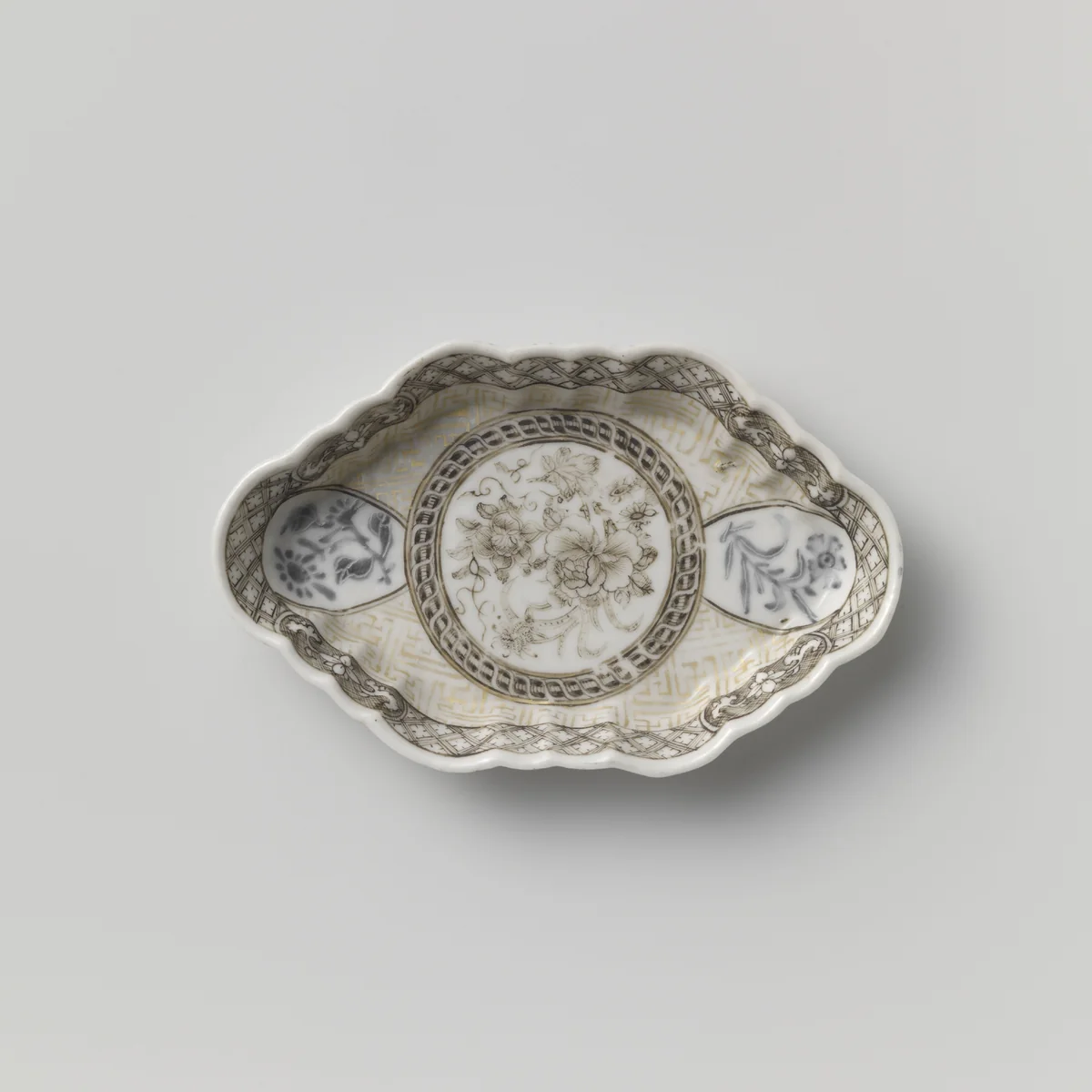 Spoon tray with flower sprays, diaper pattern and flower scrolls by anonymous, other, 1725-1749